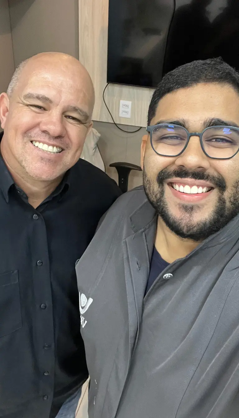 Dr. Marcos Tadeu realizando atendimento odontológico