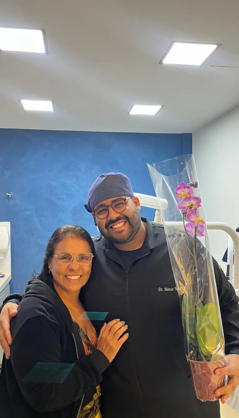 Dr. Marcos Tadeu realizando atendimento odontológico