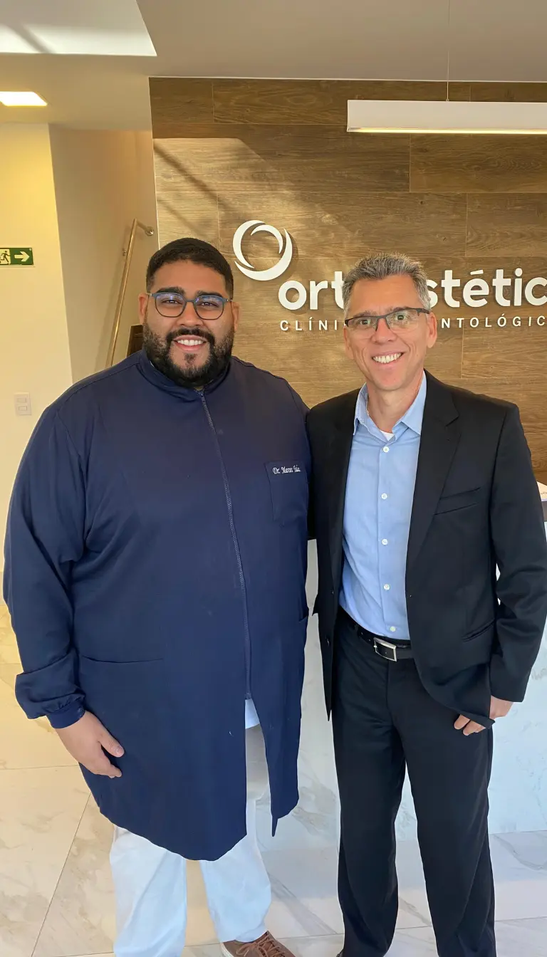 Dr. Marcos Tadeu realizando atendimento odontológico