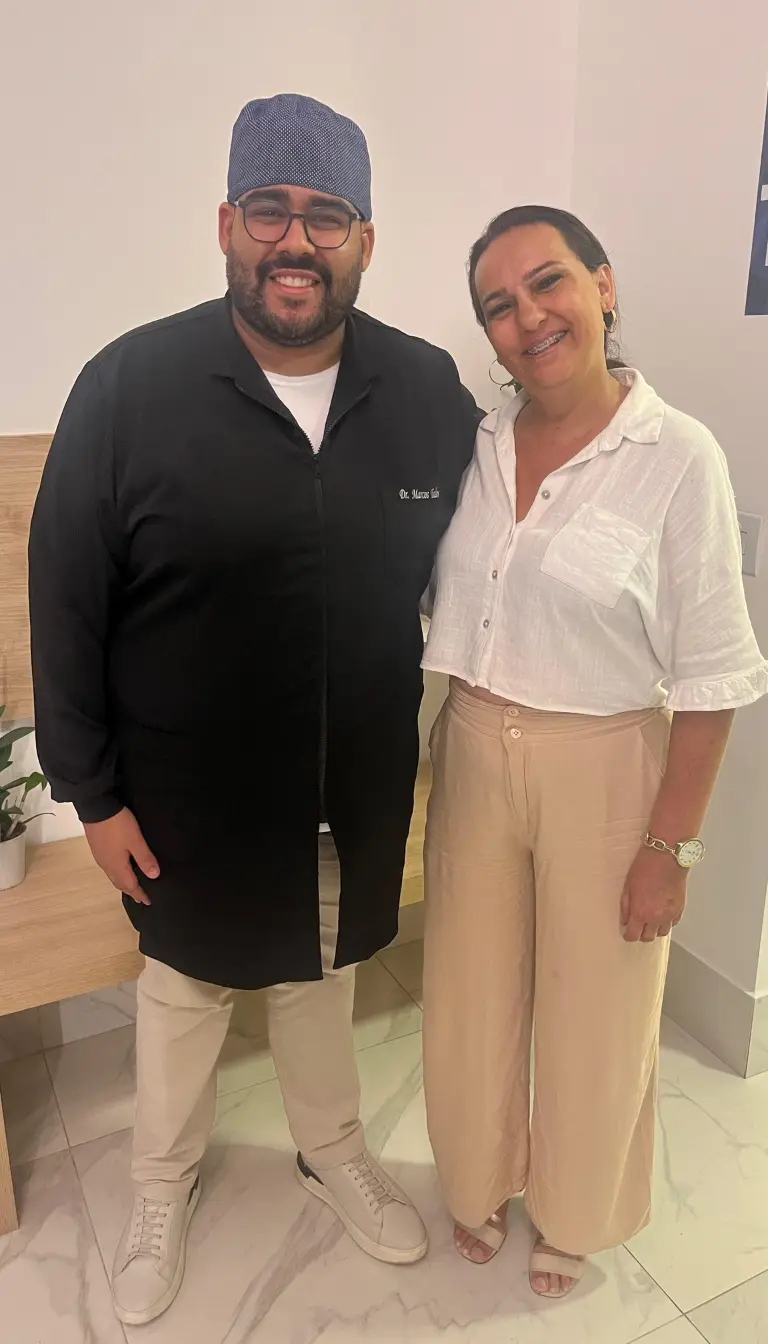 Dr. Marcos Tadeu realizando atendimento odontológico