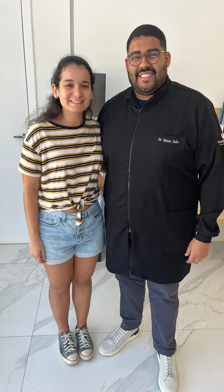 Dr. Marcos Tadeu realizando atendimento odontológico