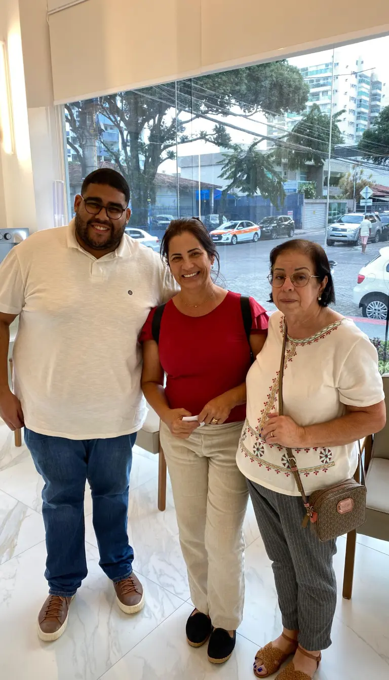 Dr. Marcos Tadeu realizando atendimento odontológico